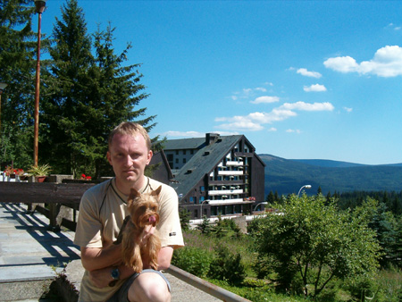 Mezipřistání na Hofmankách a za námi je hotel Horizont...