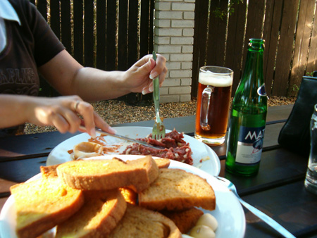 Zahradní restaurace a klokan (resp. to, co z něj zbylo...)